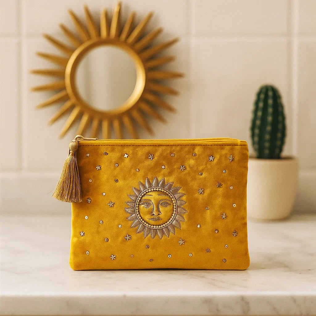 Pochette spirituelle en velours jaune ornée d’un soleil, accessoire ésotérique décoratif pour univers bien-être