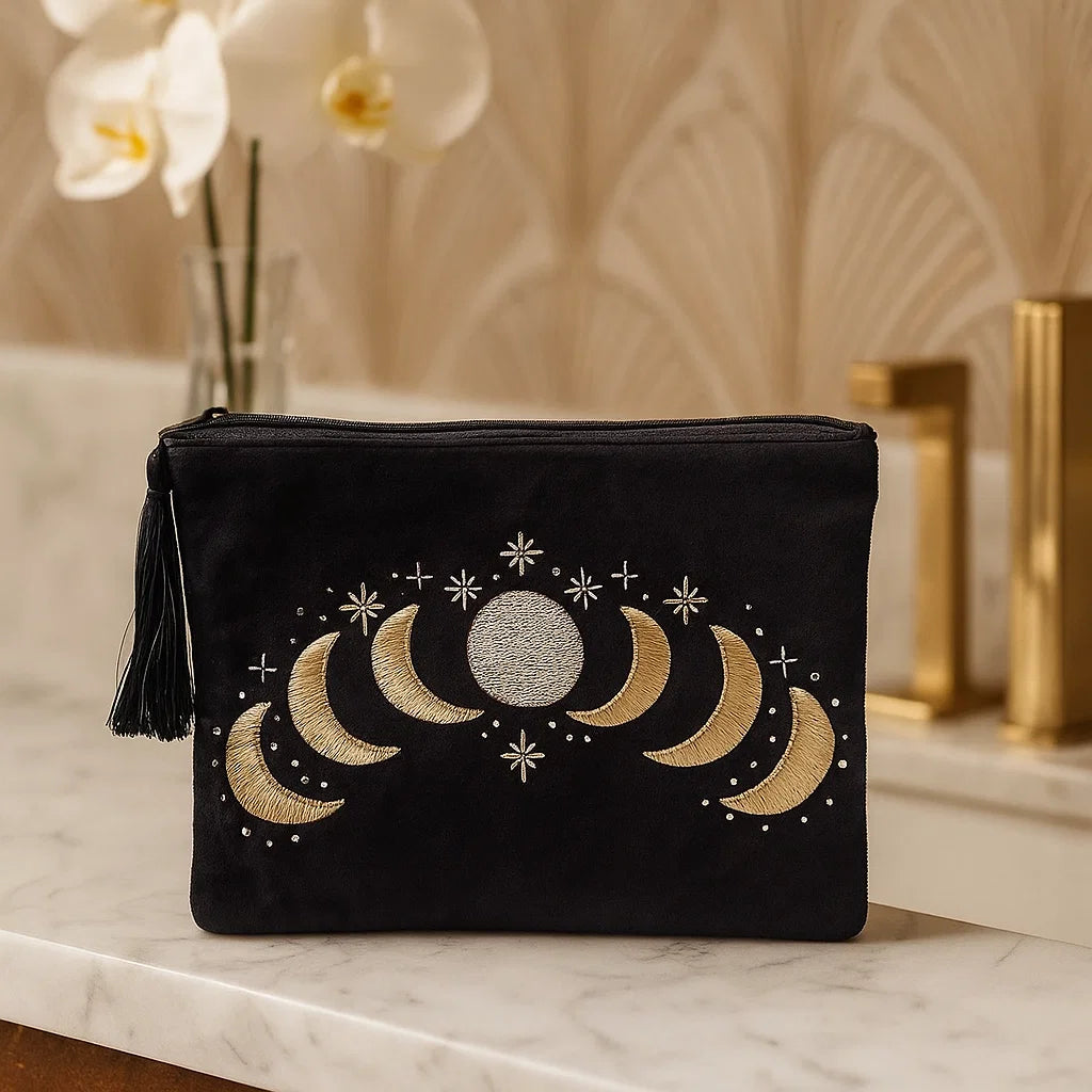 Pochette à bijoux en velours noir brodée de phases de lune dorées style mystique sorcière Astroya