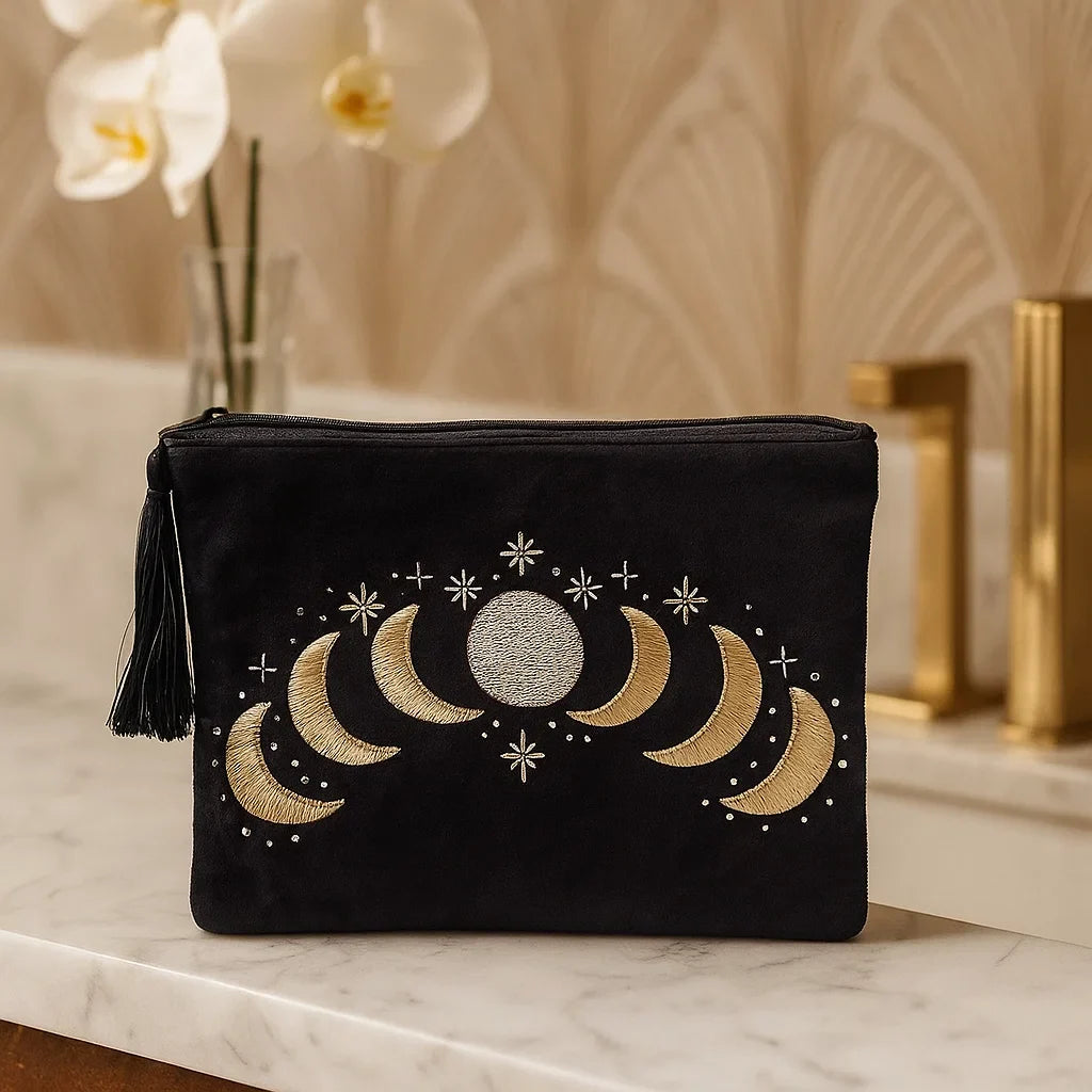 Pochette zippée en velours noir brodée phases de lune – accessoire spirituel élégant
