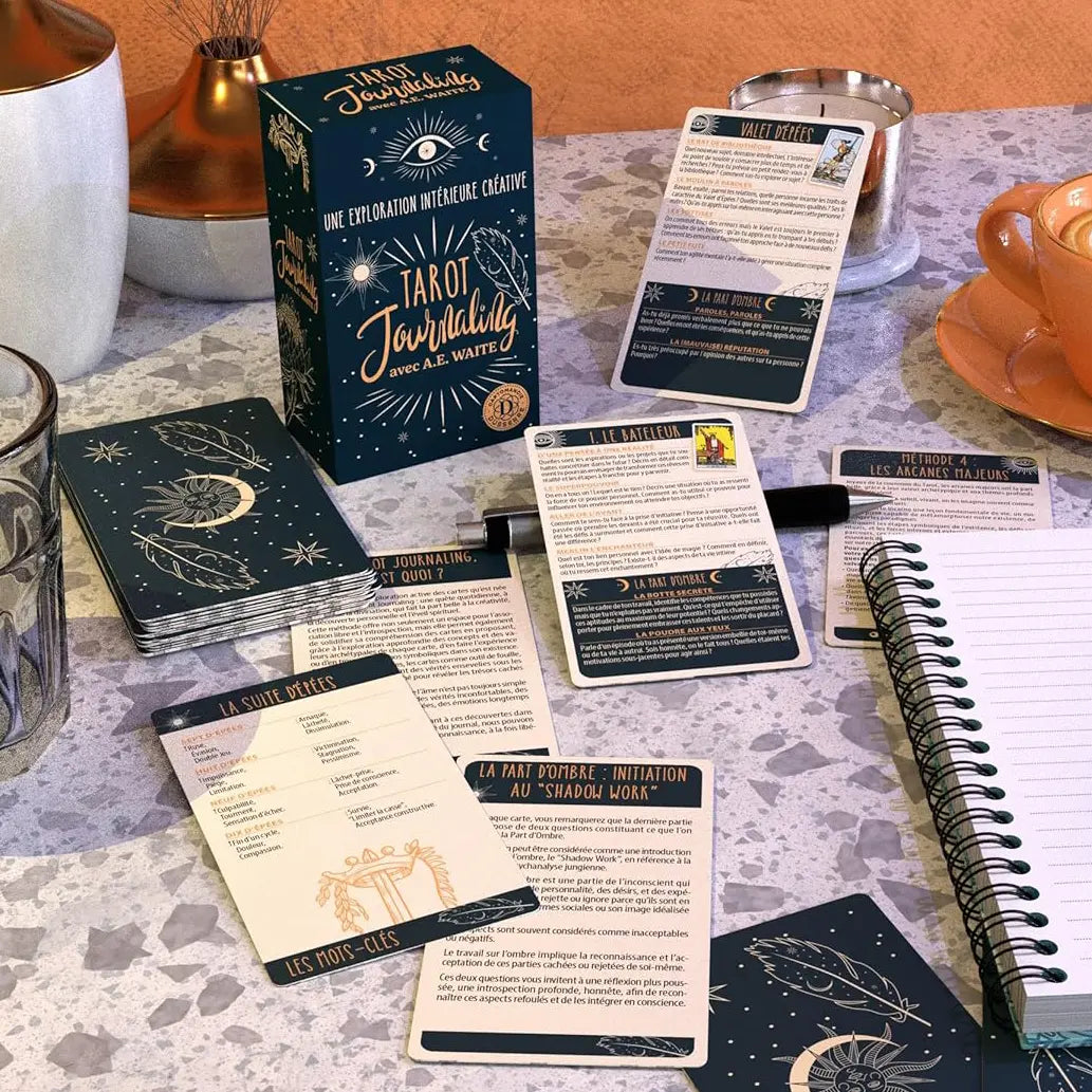Tarot Journaling mis en scène sur une table