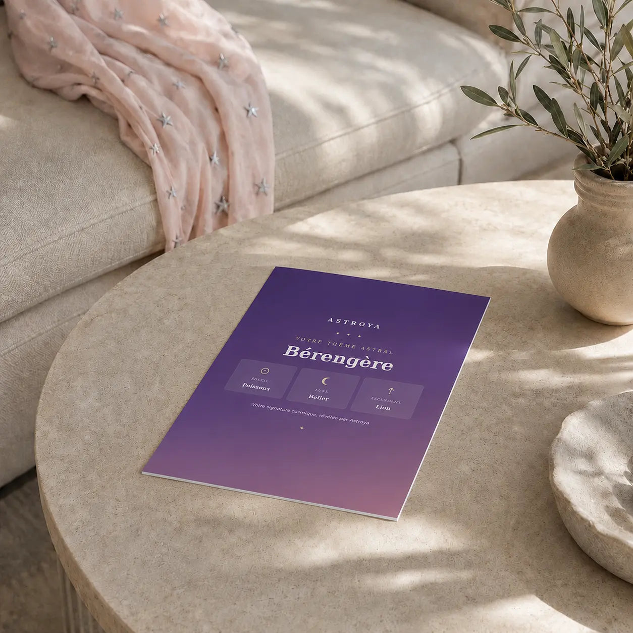 Rapport de thème astral personnalisé Astroya sur une table, couverture violette avec Soleil, Lune et Ascendant